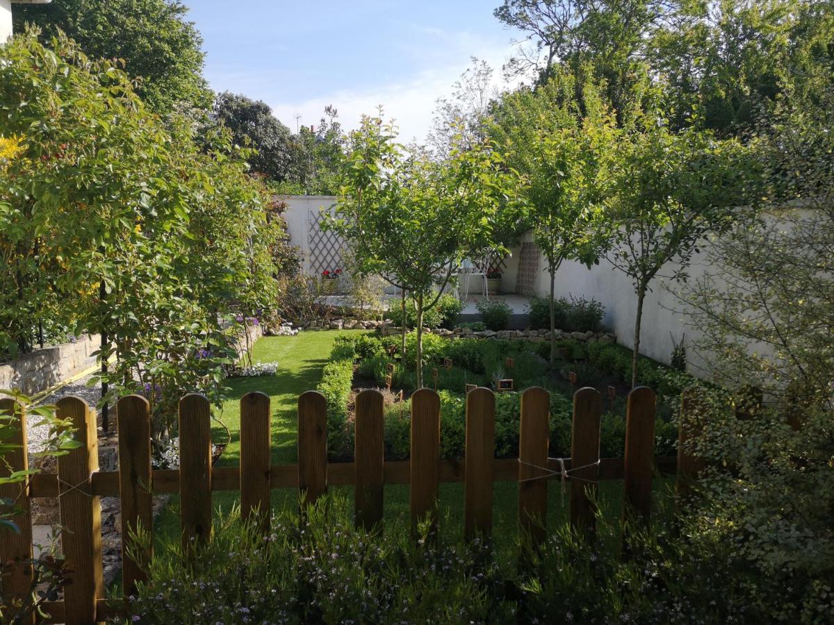 La Roseliere Maison Plain Pied Confortable Belle Decoration Jardin Magnifique 10 Mn A Pied Centre Ville Bayeux Proche Plages Du Debarquement מראה חיצוני תמונה